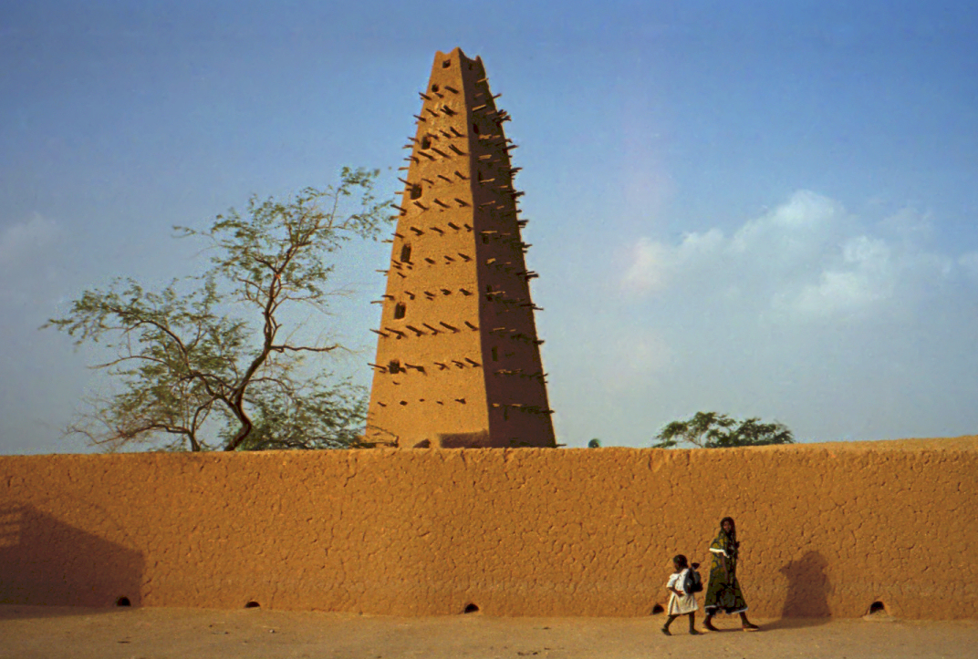 The tall mud-brick minaret of the mosque in Agadez.